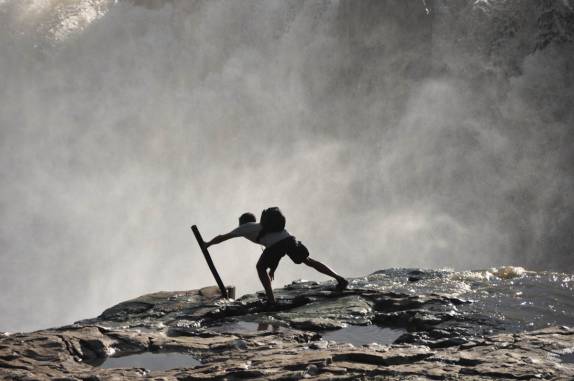 Aproximando-se cuidadosamente da Cachoeira do Urubu, entre os municípios de Batalha e Esperantina - PI